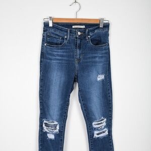 Women's Distressed Levis Jeans Size 27
